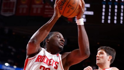 欧冠联赛竞猜-不肯好好用也不肯送走，火箭签下这位三旬中锋完全就是一种浪费？